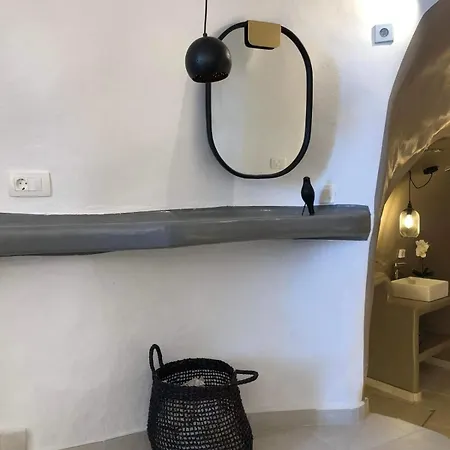 Marann Cave * Akrotírion