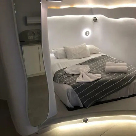 Marann Cave * Akrotiri (Santorini)