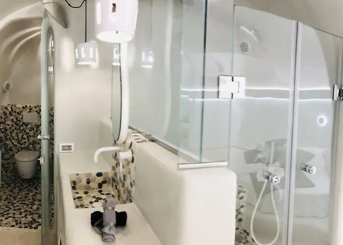 Marann Cave * Akrotírion