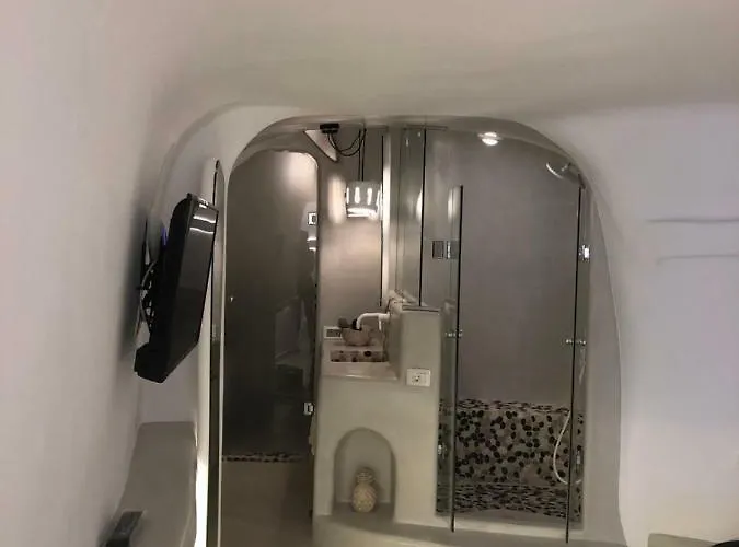 Marann Cave * Akrotiri (Santorini)